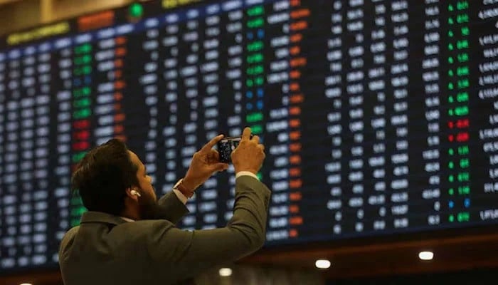 PSX cools from record rally, investors lock gains